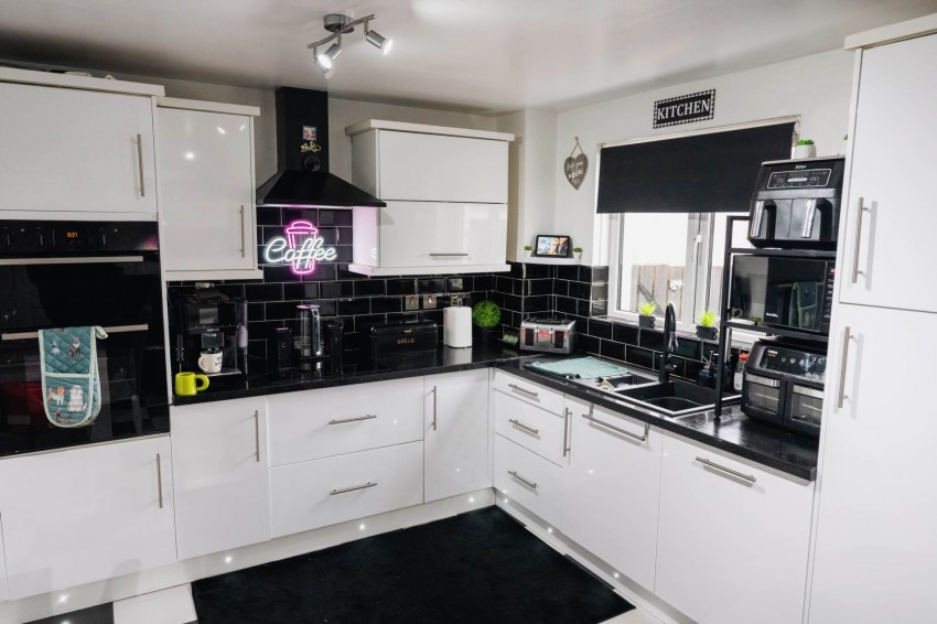 Images for 56 Allengrove, Lurgan